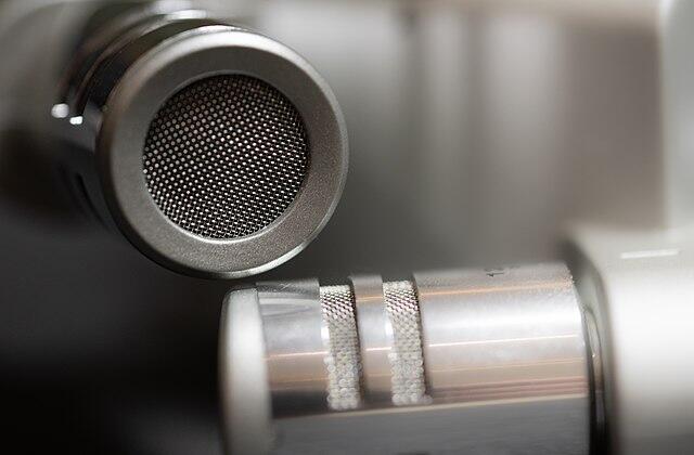 Cross-pattern microphones on a Zoom H6 Handy Recorder, a digital audio recording device - Photo CC Tony Webster : 