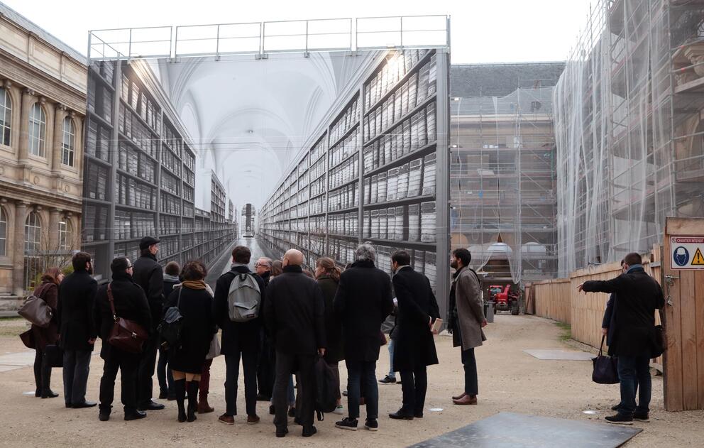 Dans la cour des Archives nationales (France) Illusion d'optique in/out pour les élèves conservateurs du patrimoine en visite - Photo : Marie-Laure Moro / Inp Dans la cour des Archives nationales (France) Illusion d'optique in/out pour les élèves conservateurs du patrimoine en visite - Photo : Marie-Laure Moro / Inp