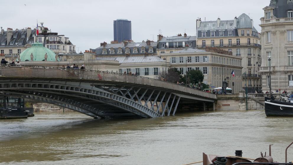 Passerelle Leopold Sedar Senghor innondation 2018 - Pgoto : cc BY Benoit Patelout Passerelle Leopold Sedar Senghor innondation 2018 - Pgoto : cc BY Benoit Patelout