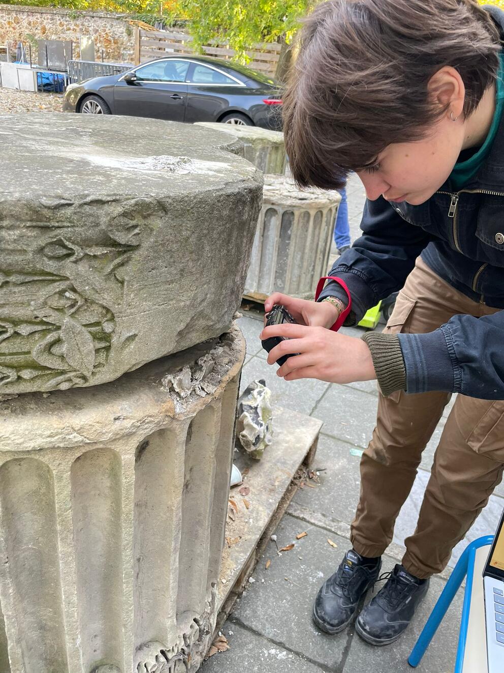 Les élèves restauratrices réalisant l'étude préalable à la restauration - Photo : INP
