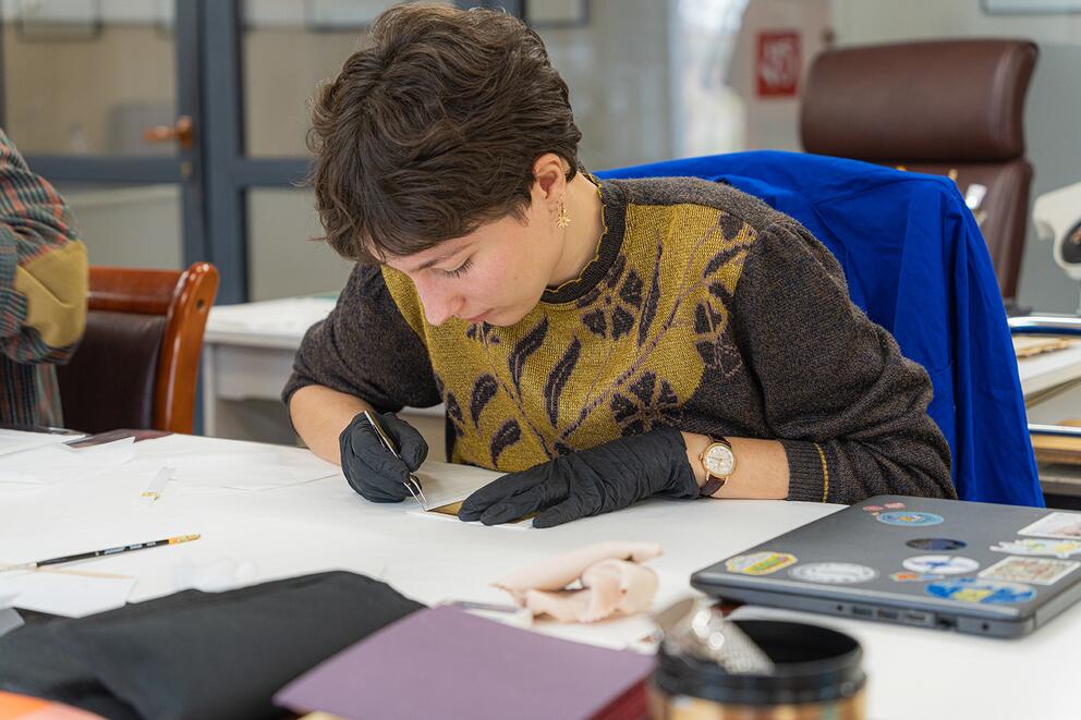 Un élève au travail lors du chantier-école de la spécialité « photographie et image numérique » au Matenadaran – Institut Mesrop Machtots de recherche sur les manuscrits anciens - Photo : Matenaradan